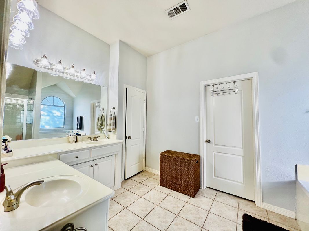 Building Photo - 9220 Edgemont Dr