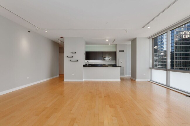 Building Photo - 8 E Randolph St