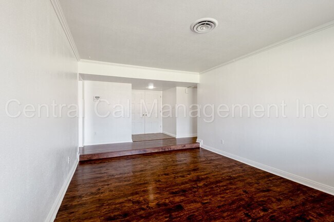 Building Photo - 3 Bedroom/2 Bath Home - $2295 per month!