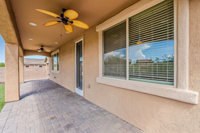 Building Photo - Modern 4 Bed Tucson Rental with Spacious K...