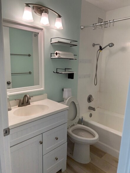 Bathroom - 2121 Ala Wai Blvd