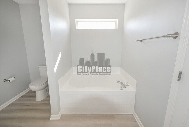 Building Photo - 6677 W Longview Dr