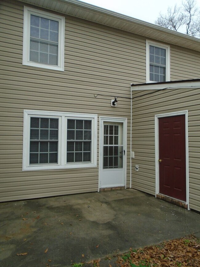 Building Photo - Charming 3 bedroom 1 1/2 bath townhouse located in Jacksonville. Just a short drive to the area b...