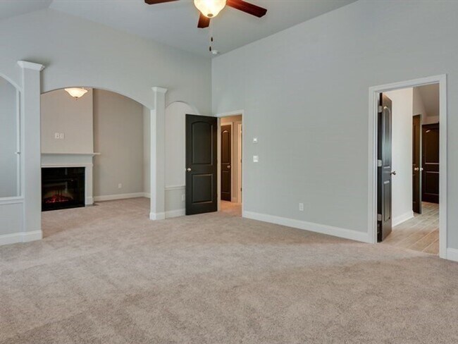 Building Photo - Centrally Located Home Sweet Home
