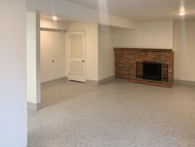 Building Photo - Spacious 3-Bedroom Apartment Near UVM with Private Entrance & Parking