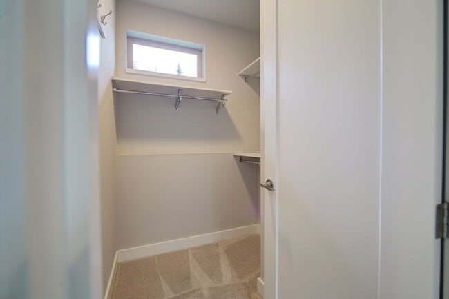 Building Photo - 4Bd/3Ba Bellevue Townhouse