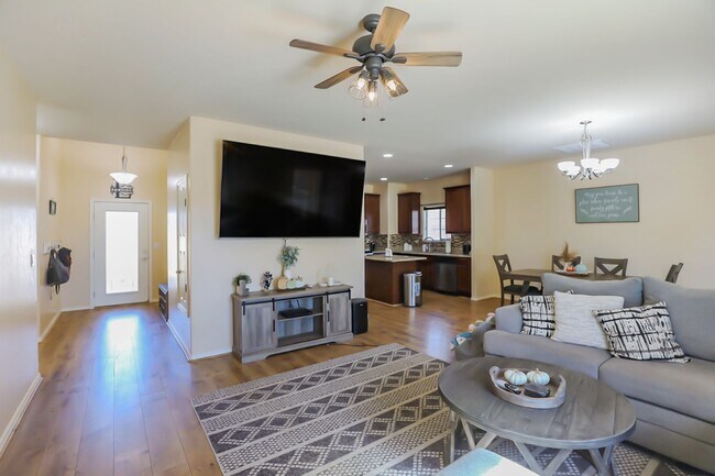 Building Photo - Pet Friendly 4 Bed 2 Bath Home!
