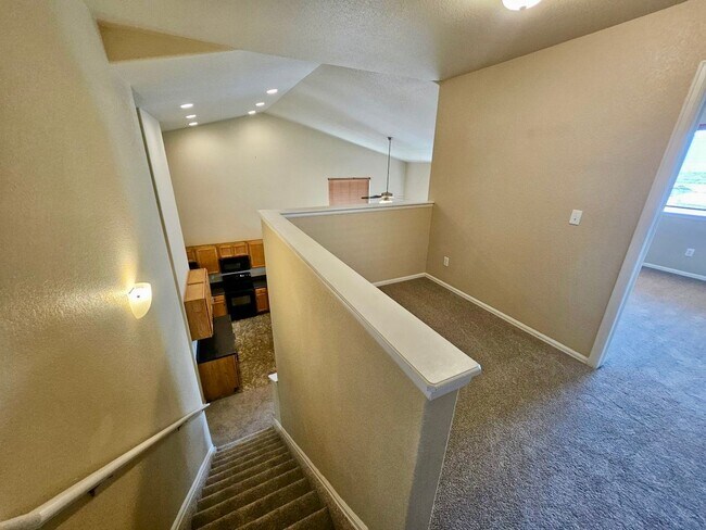 Building Photo - Beautiful 3 bedroom home available with mo...