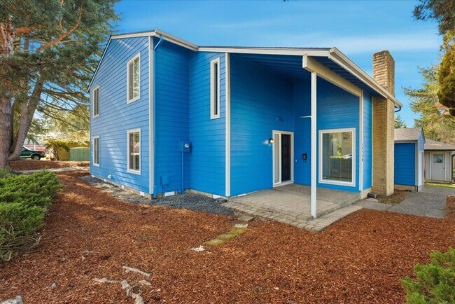 Building Photo - Updated 3BD/2BA Highland Duplex • Private Garage, Fireplace & Outdoor Space!