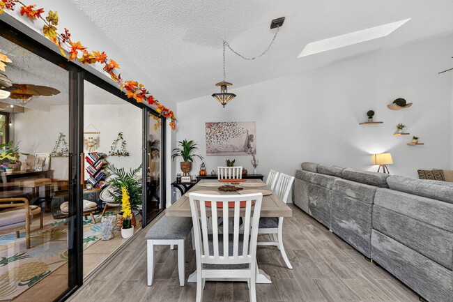 Building Photo - 235 SW 29th Ave