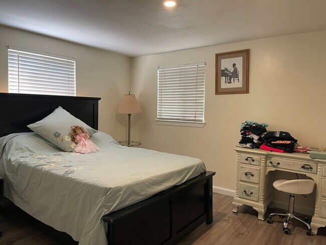 Building Photo - Newly Remodeled Home near Sac City College...