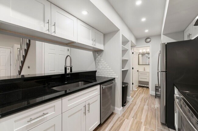 Building Photo - 136 Mohawk Trail