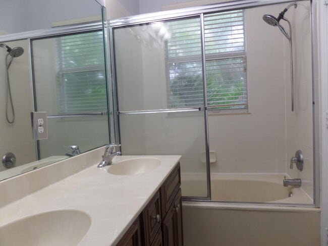 Building Photo - 829 Pipers Cay Dr