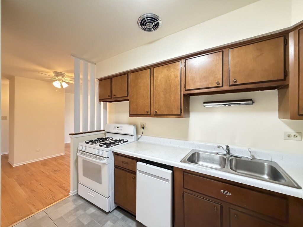 Building Photo - 675 W Wrightwood Ave