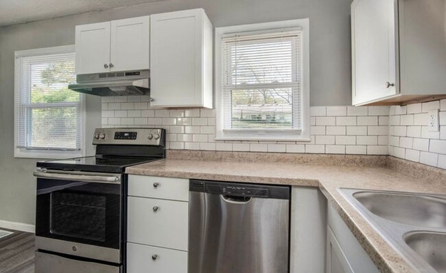 Building Photo - Coming Soon! South KC Home! $1325.00!