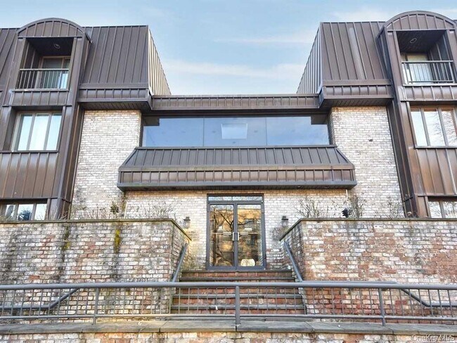 Building Photo - 130 S Middle Neck Rd