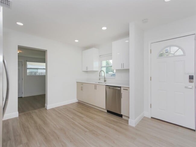 Building Photo - 2806 Bonneville Dr