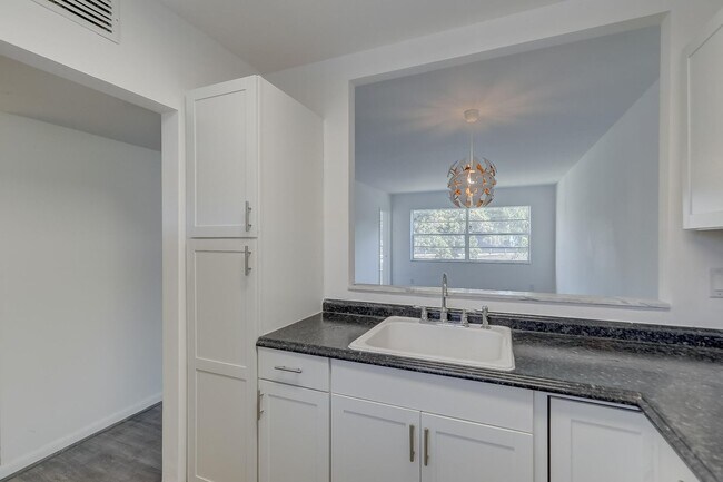 Building Photo - 5111 W Oakland Park Blvd