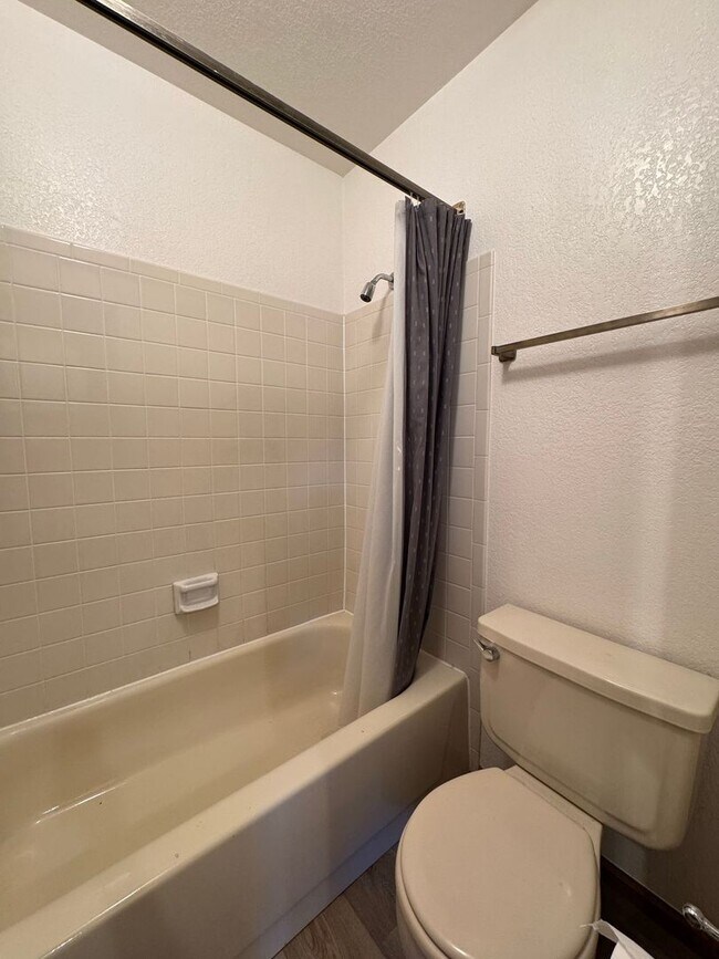 Building Photo - Open and bright top floor 2BD/2BA Condo wi...