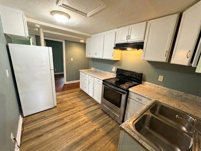 Building Photo - Spacious 3 Bedroom / 1 Bath Apartment in Sugar Creek *Ready Now*
