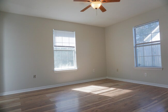 Building Photo - 6 Flora Cove