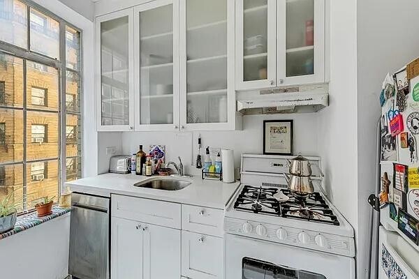 Building Photo - 333 W 56th St