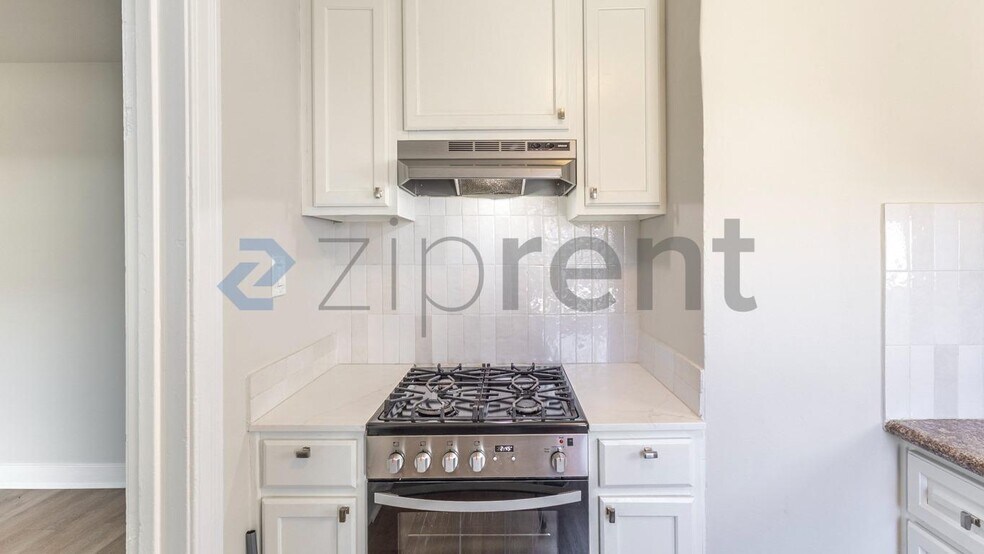 Building Photo - Unit 4