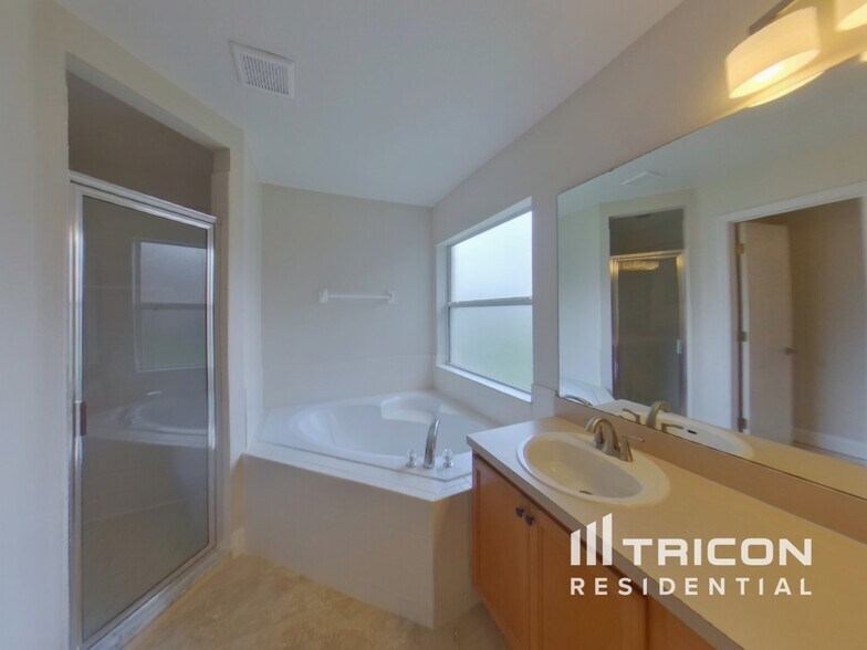 Building Photo - 1074 Worthington Dr