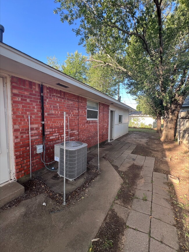 Building Photo - 735 NW 5th St