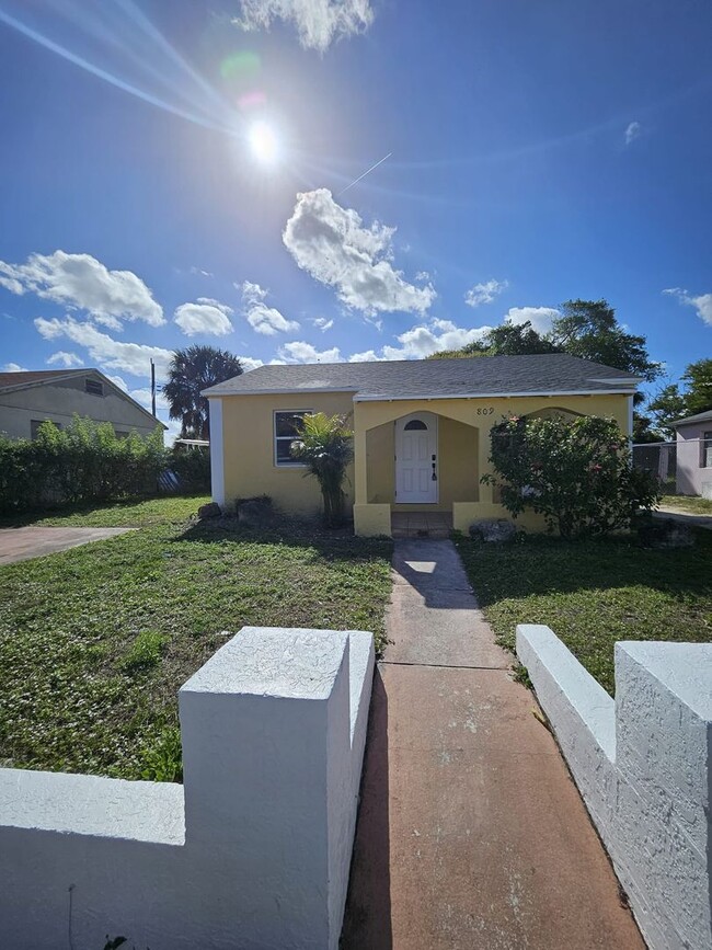 Building Photo - 4 Bedroom 2.5 Bathroom SF House