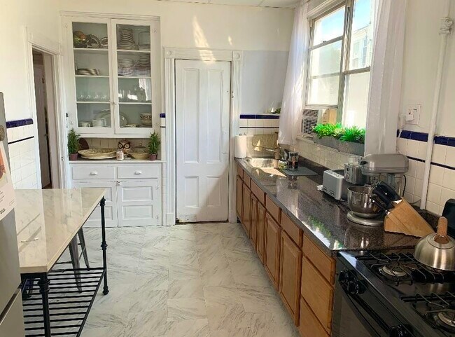 Building Photo - 927 18th St