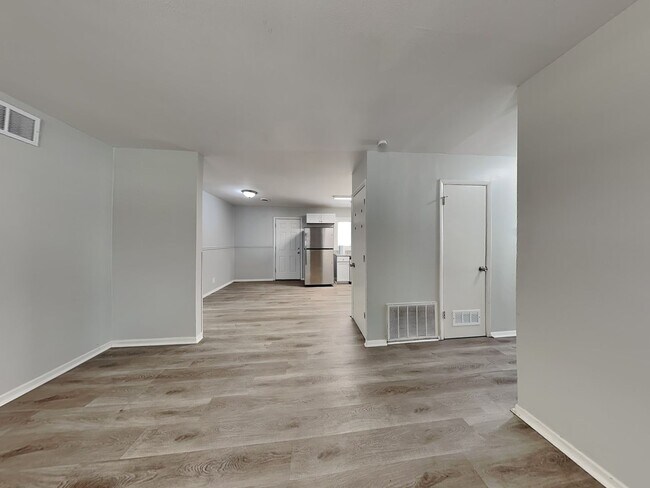 Building Photo - Beautiful 4BR 1BA Home w/  Granite Counters, Stainless Steel Appliances and Big Backyard in Grand...