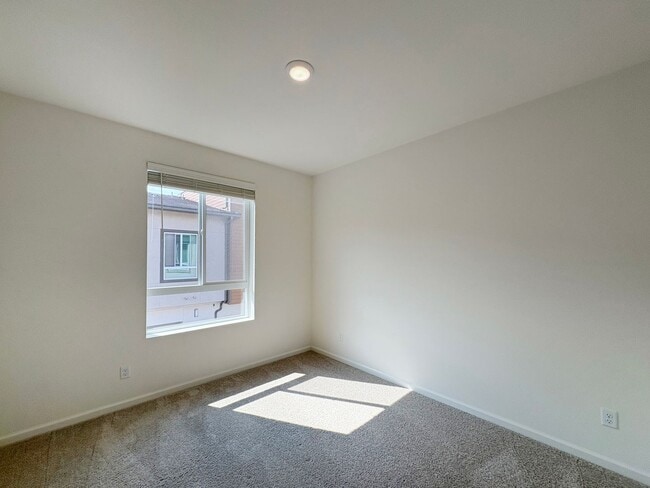 Building Photo - Beautiful 3B/2.5BA Townhome in Vista for R...