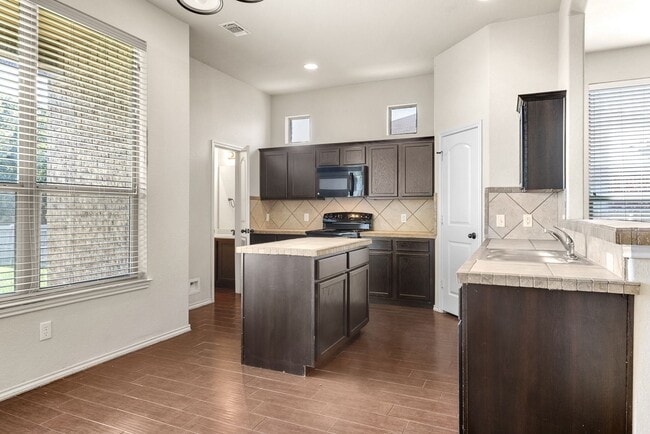 Building Photo - 566 Creekside Cir