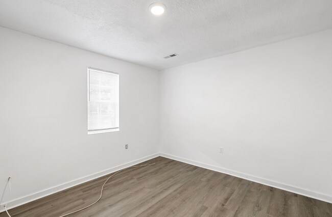 Building Photo - Spacious & Fully Renovated Prime North Charleston Location – Pre-Leasing Now!