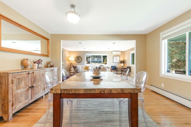 Building Photo - Charming Rambler in North Seattle!