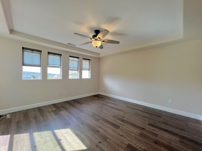 Building Photo - Spacious 1 Bedroom 1 1/2 Bathroom Townhome...