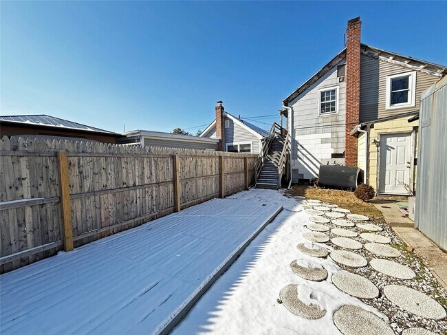 Building Photo - 495 Montauk Hwy
