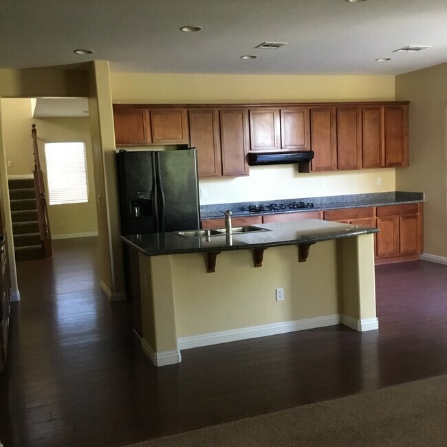 Building Photo - Northwest 4 Bedroom Beauty!!