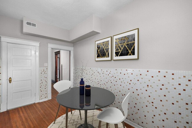 Building Photo - Charming Two Bedroom Apartment Minutes fro...