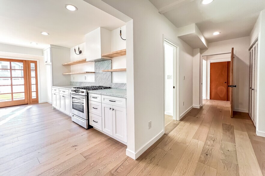 Building Photo - 103 N Kingsley Dr