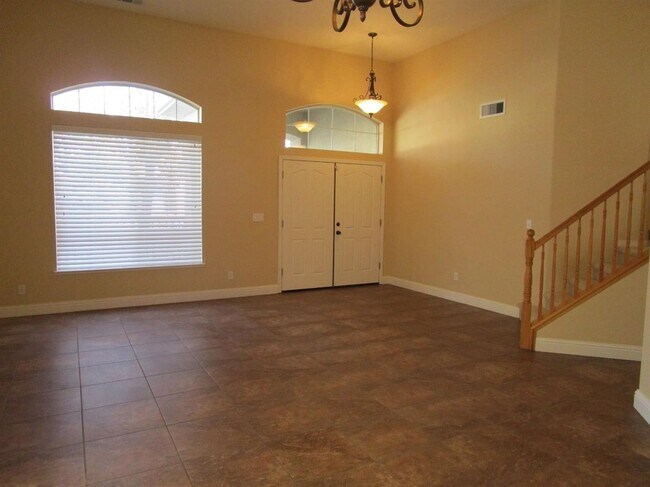 Building Photo - Like Brand New 4 Bedroom 3 Bath Beautiful ...