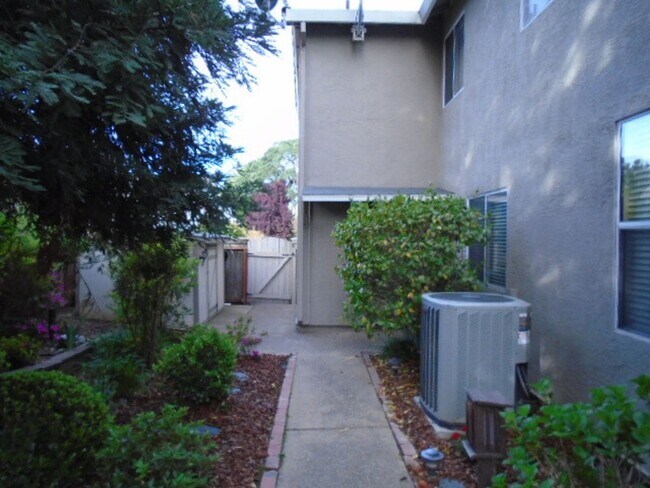 Building Photo - NICE TWO STORY, 3 BEDROOM, 3 FULL BATHROOM...