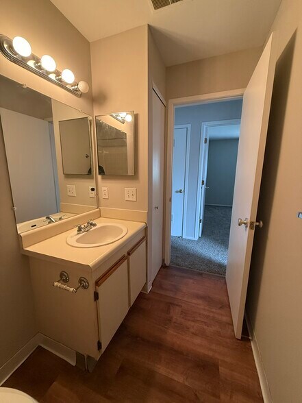 Building Photo - 1256 Oxford Manor Ct