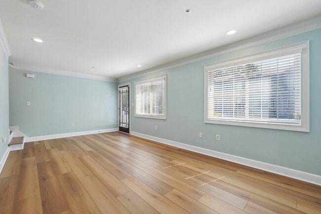 Building Photo - 104 Rondak Cir SE