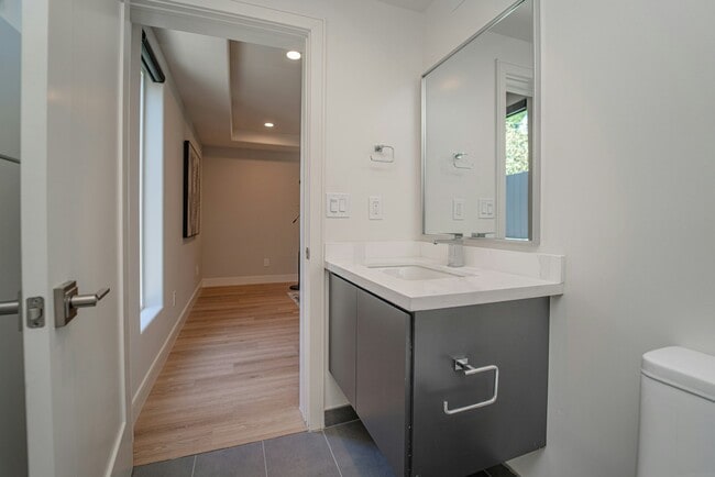 Building Photo - 2115 Holly Dr