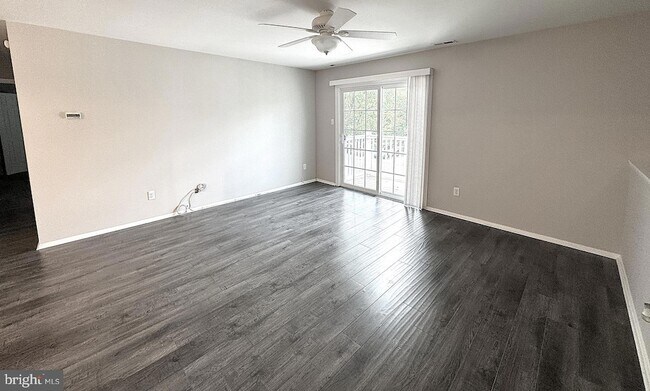 Building Photo - 560 Shetland Ct