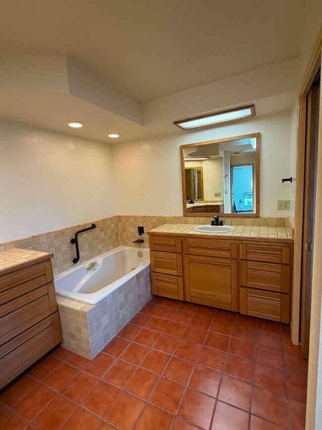 Building Photo - 775 Hillcrest Way