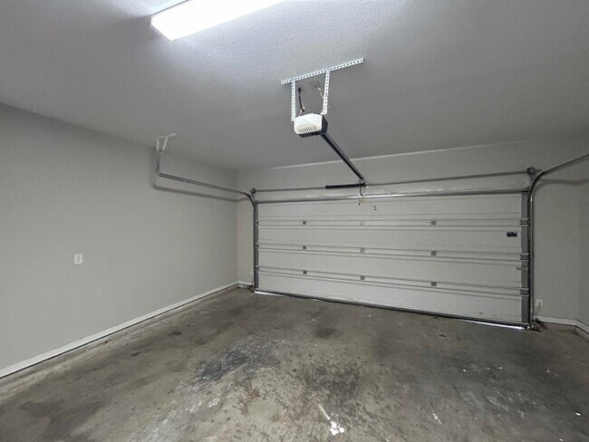Building Photo - 2204 Lola Ct