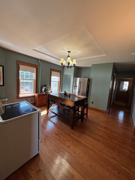 Building Photo - 460 Burncoat St